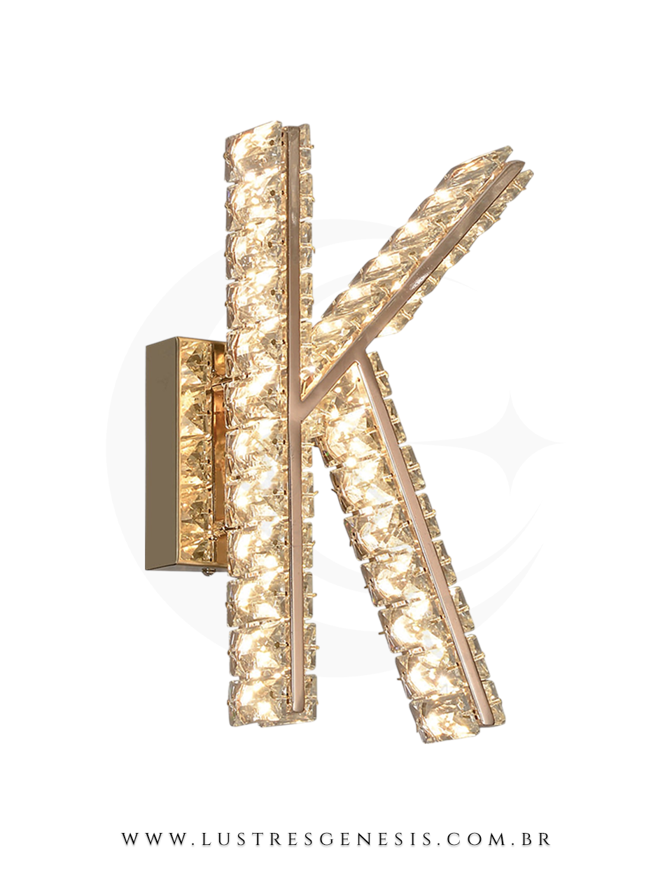 Luminária de parede de luxo, em formato de letra K, com cristais facetados e acabamento dourado.